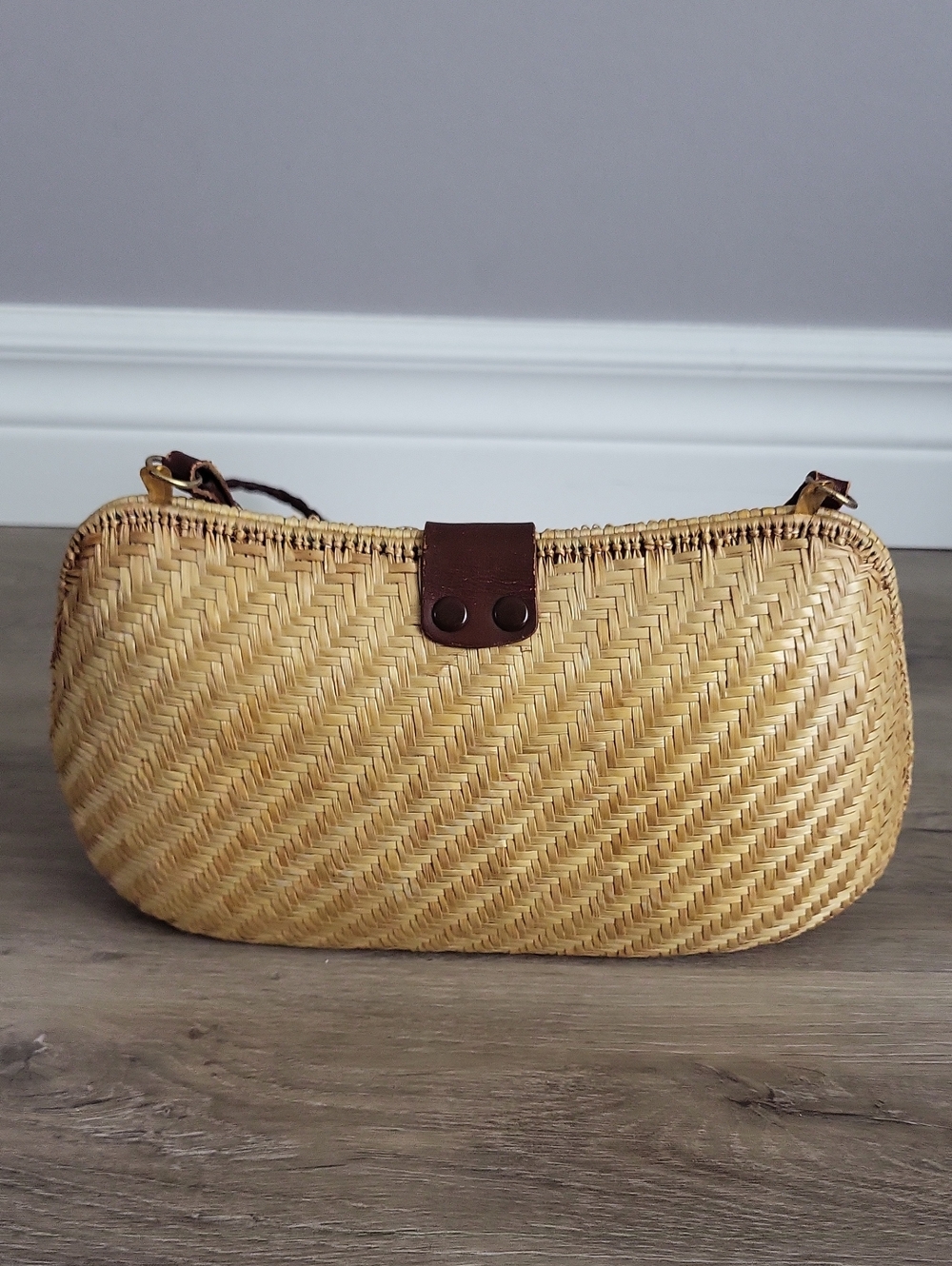 Vintage Woven Straw Rattan shoulder Bag with Leather Trim & Statement Clasp - Picture 10 of 16